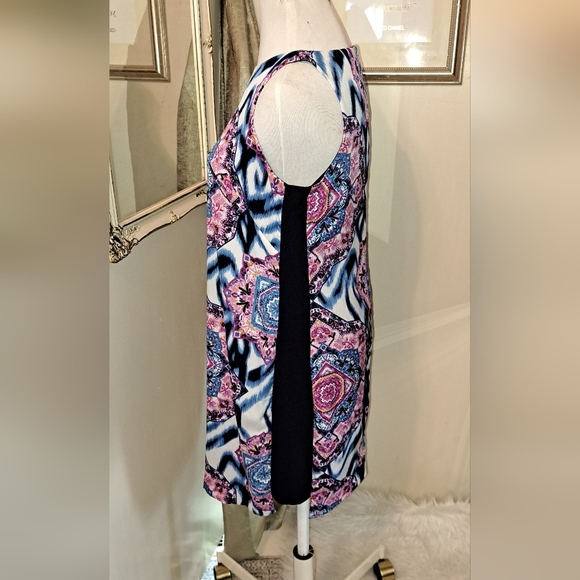 Vince Camuto Sleeveless Dress. Multi Color. Lightweight and Sleeveless. Size 4. - Picture 8 of 9